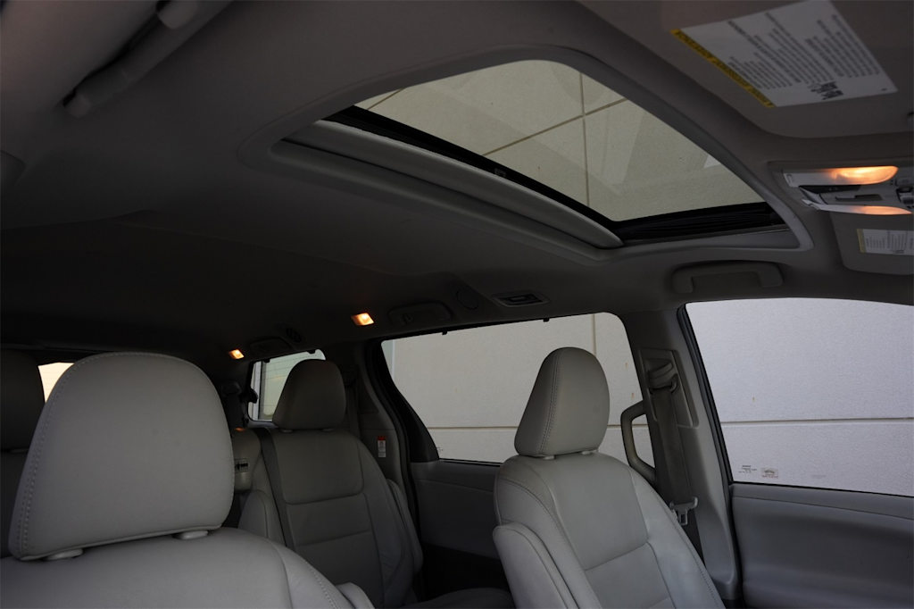 Thumbnail: 2018 Toyota Sienna - 26