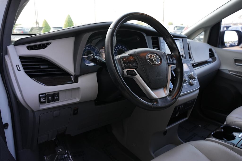 Thumbnail: 2018 Toyota Sienna - 13