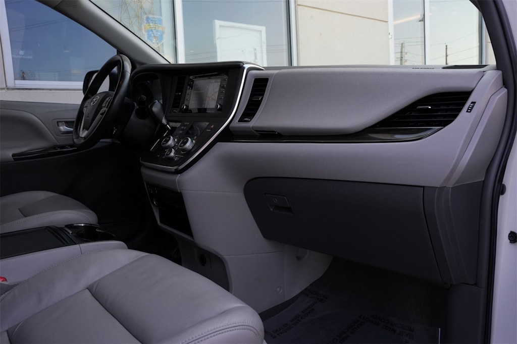 Thumbnail: 2018 Toyota Sienna - 14
