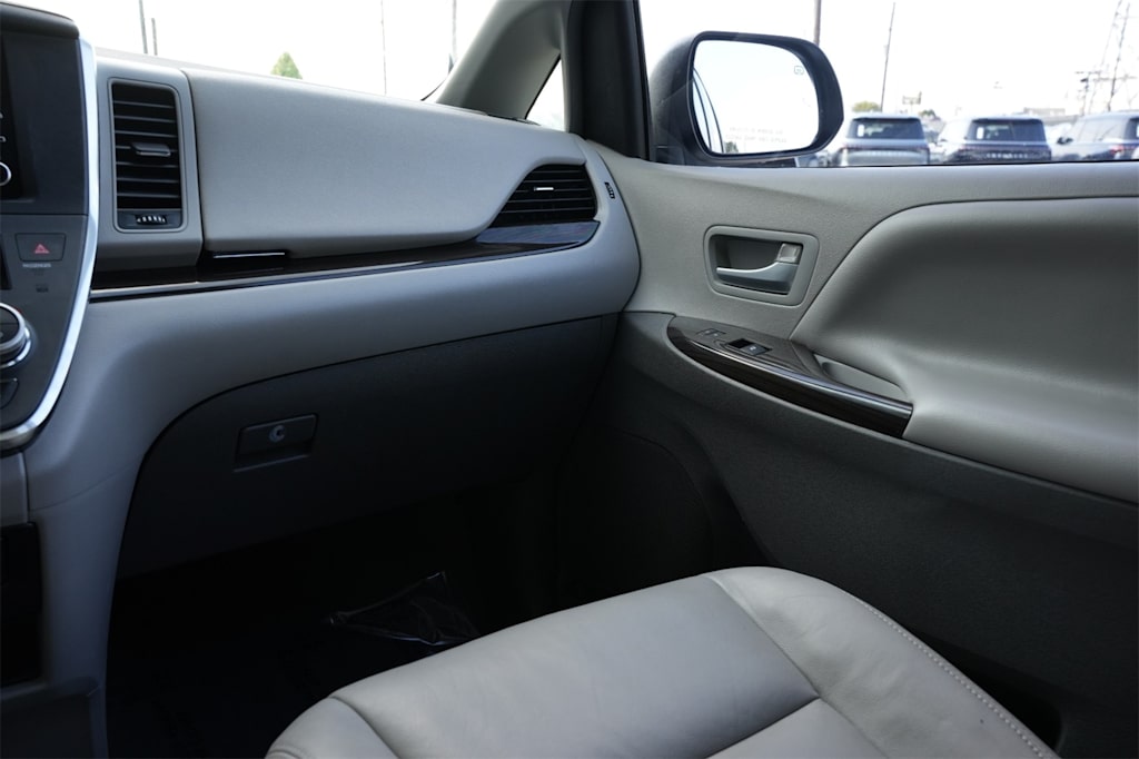 Thumbnail: 2018 Toyota Sienna - 21