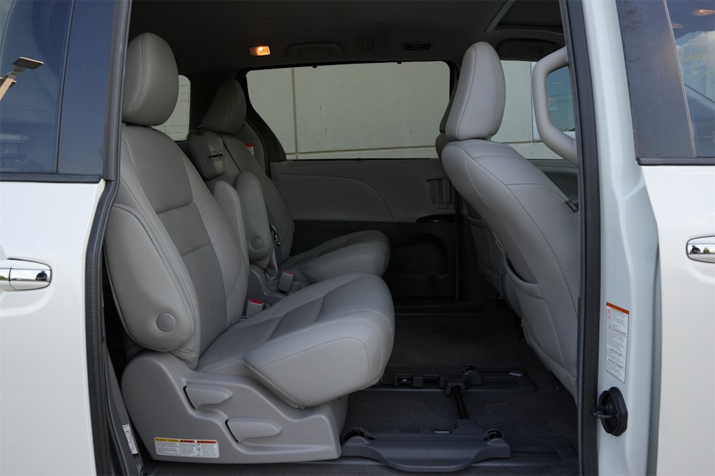 Thumbnail: 2018 Toyota Sienna - 25