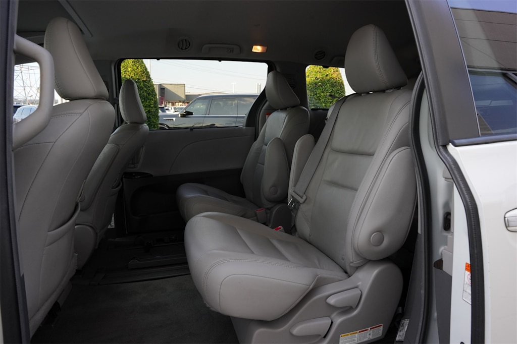Thumbnail: 2018 Toyota Sienna - 12