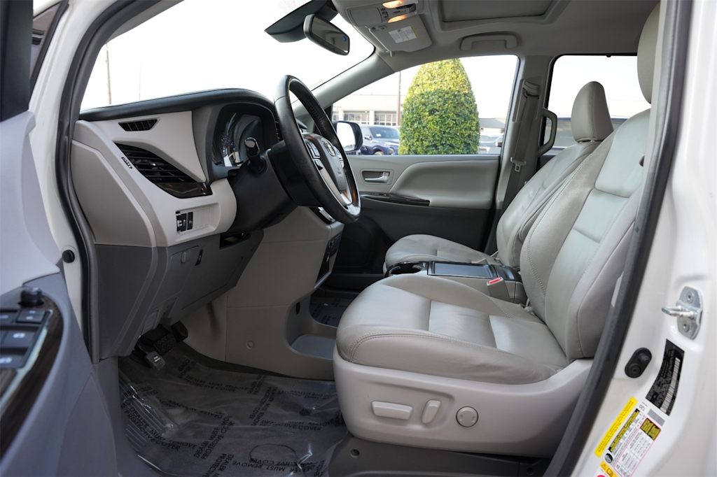 Thumbnail: 2018 Toyota Sienna - 10
