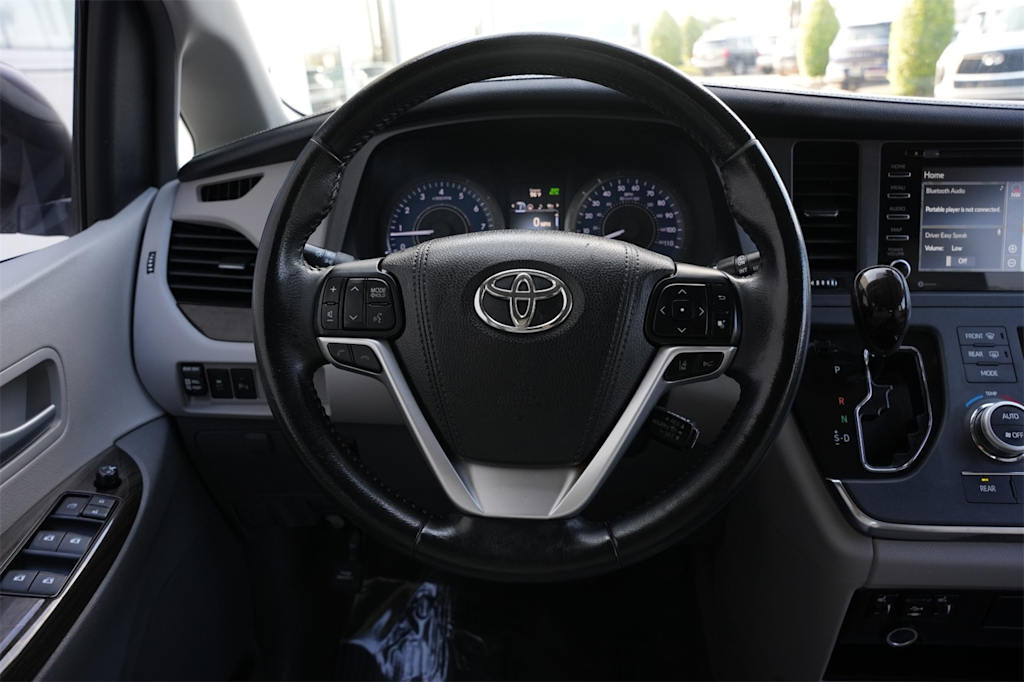 Thumbnail: 2018 Toyota Sienna - 9