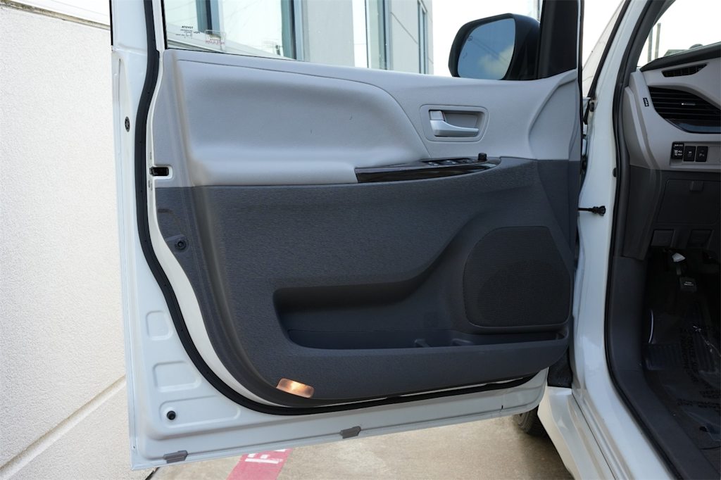 Thumbnail: 2018 Toyota Sienna - 24