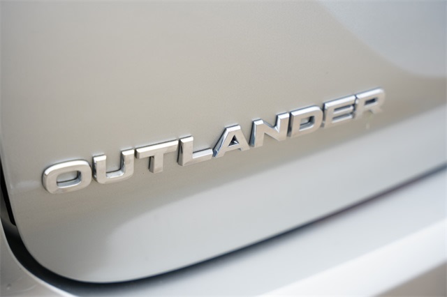 2024 Mitsubishi Outlander SE 7