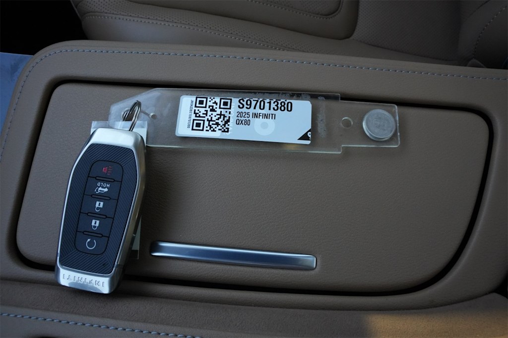 Thumbnail: 2025 INFINITI QX80 - 18