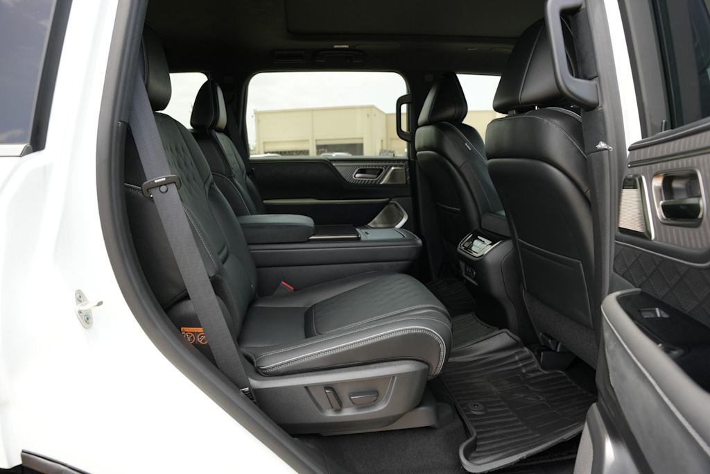 Thumbnail: 2026 INFINITI QX80 - 25