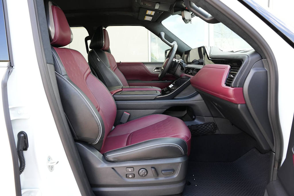 Thumbnail: 2026 INFINITI QX80 - 26