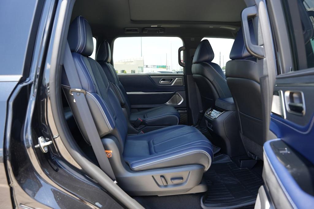 Thumbnail: 2026 INFINITI QX80 - 24