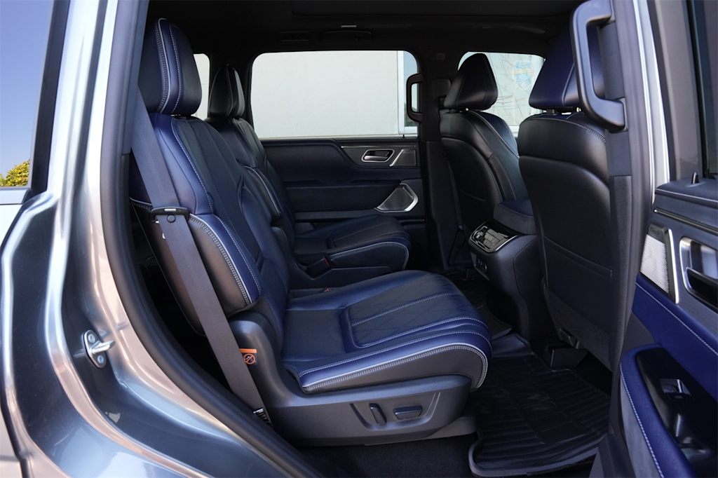 Thumbnail: 2026 INFINITI QX80 - 26