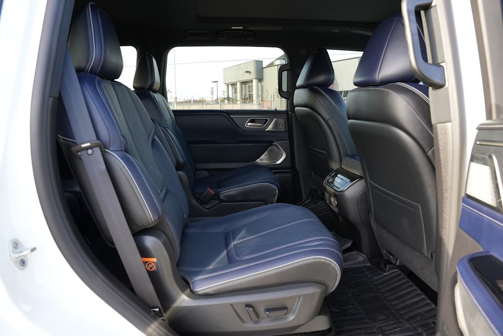 Thumbnail: 2026 INFINITI QX80 - 23