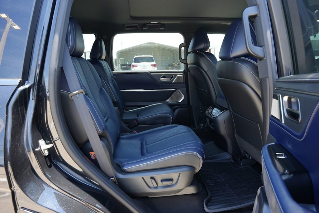 Thumbnail: 2026 INFINITI QX80 - 25