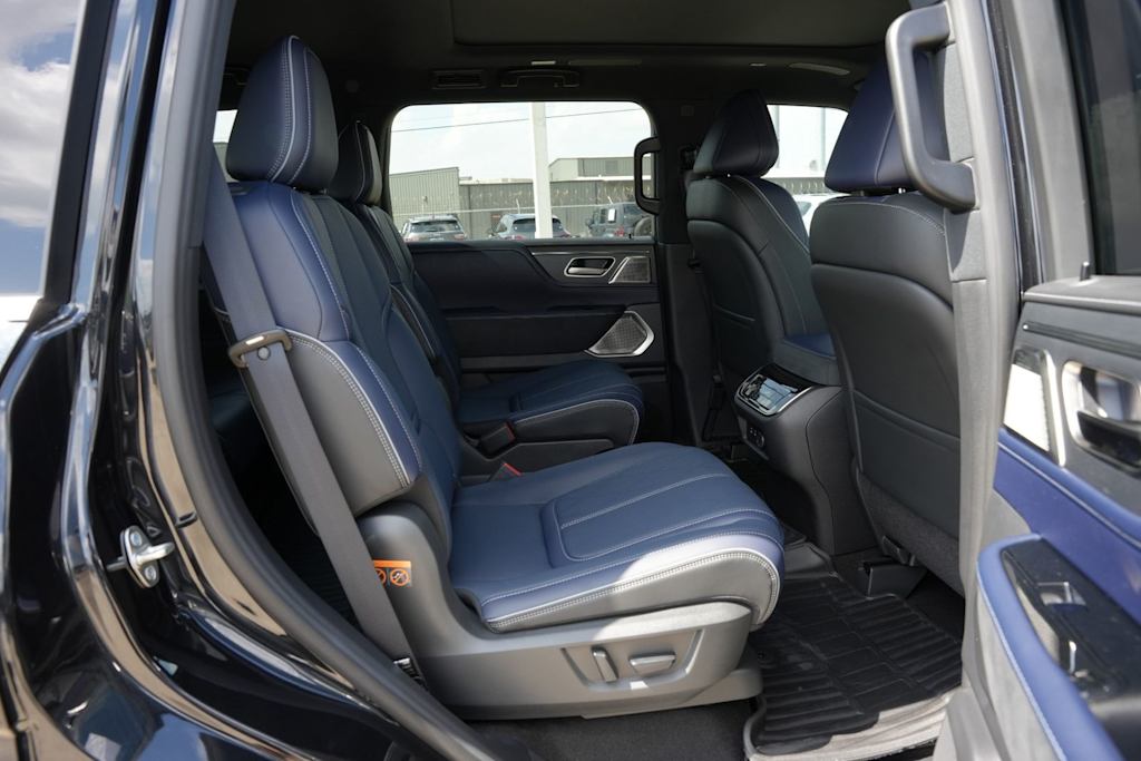 Thumbnail: 2026 INFINITI QX80 - 26