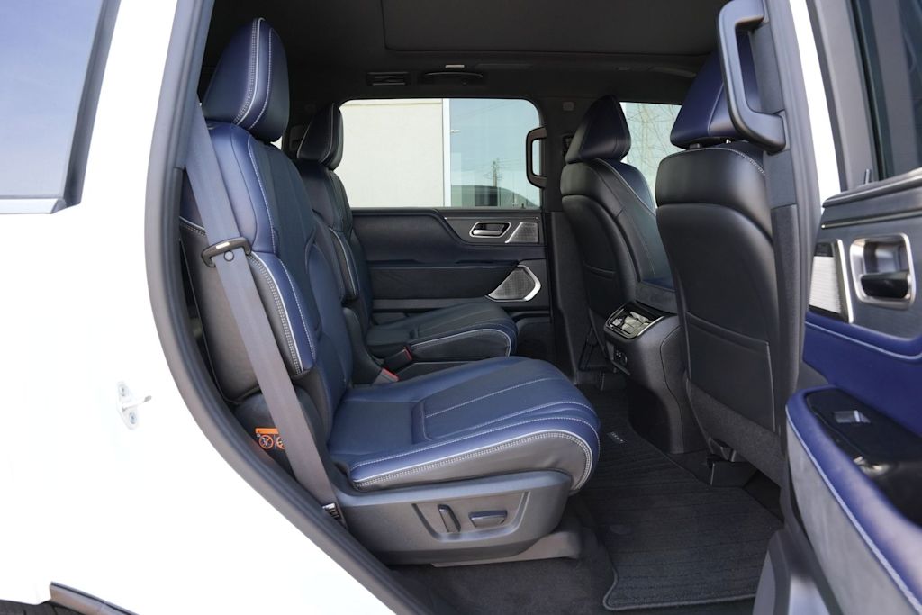 Thumbnail: 2026 INFINITI QX80 - 26
