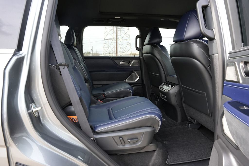 Thumbnail: 2026 INFINITI QX80 - 25