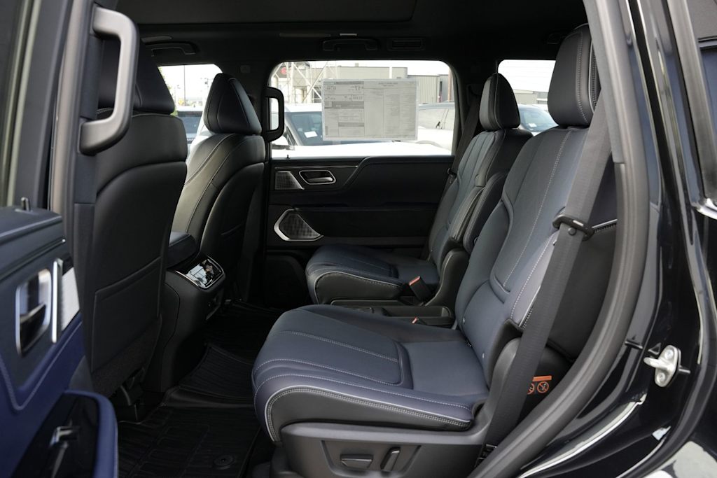 Thumbnail: 2026 INFINITI QX80 - 11