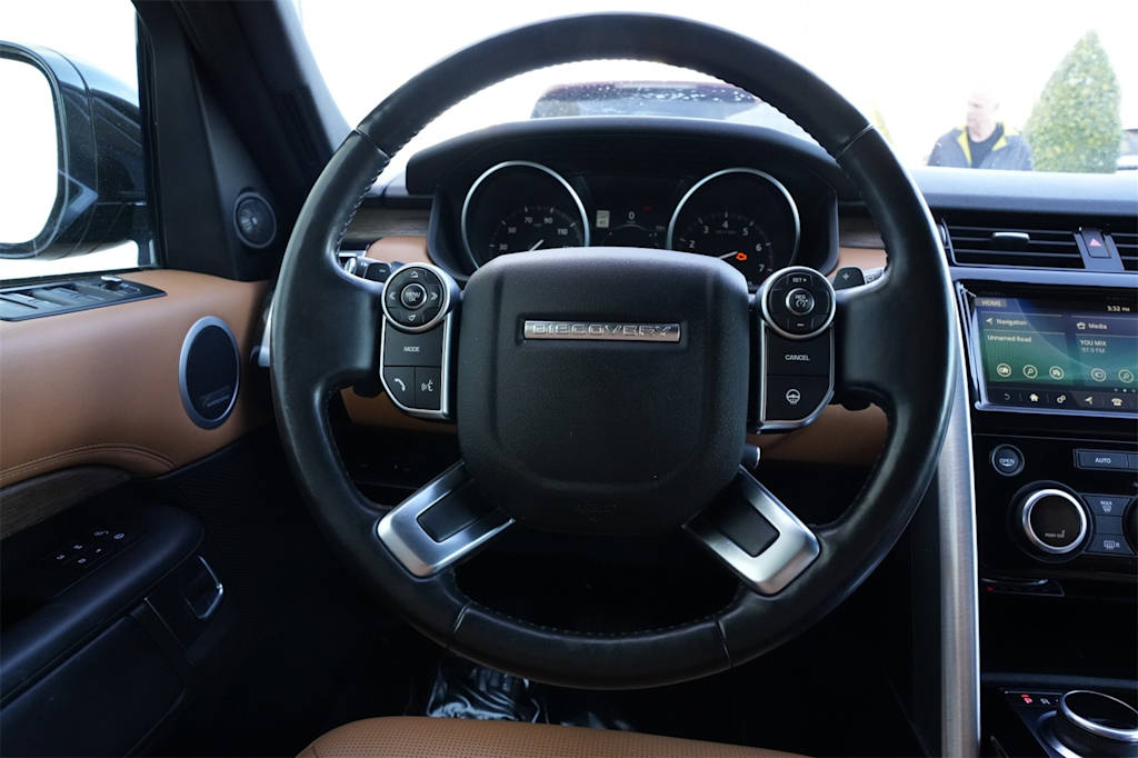 Thumbnail: 2017 Land Rover Discovery - 10