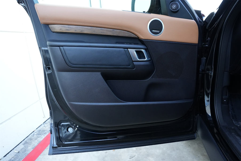 Thumbnail: 2017 Land Rover Discovery - 23