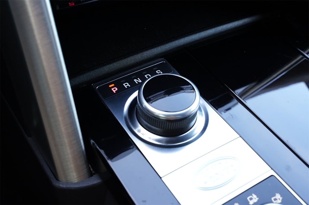 Thumbnail: 2017 Land Rover Discovery - 16