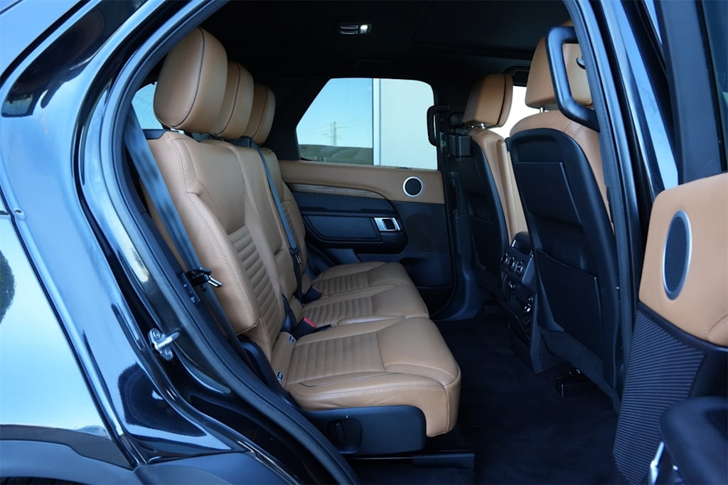 Thumbnail: 2017 Land Rover Discovery - 24