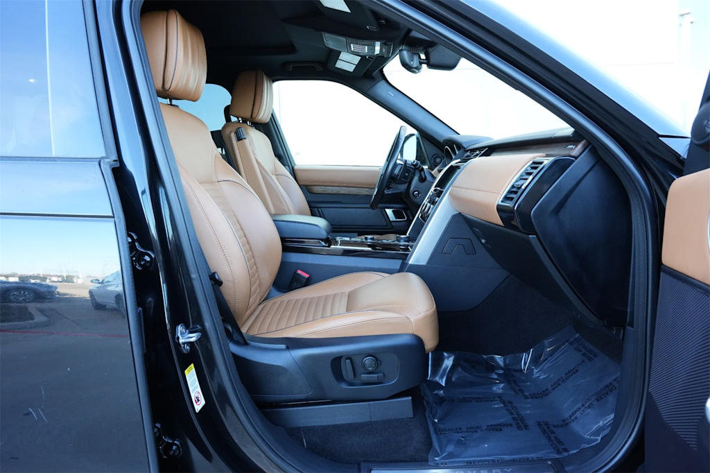 Thumbnail: 2017 Land Rover Discovery - 12