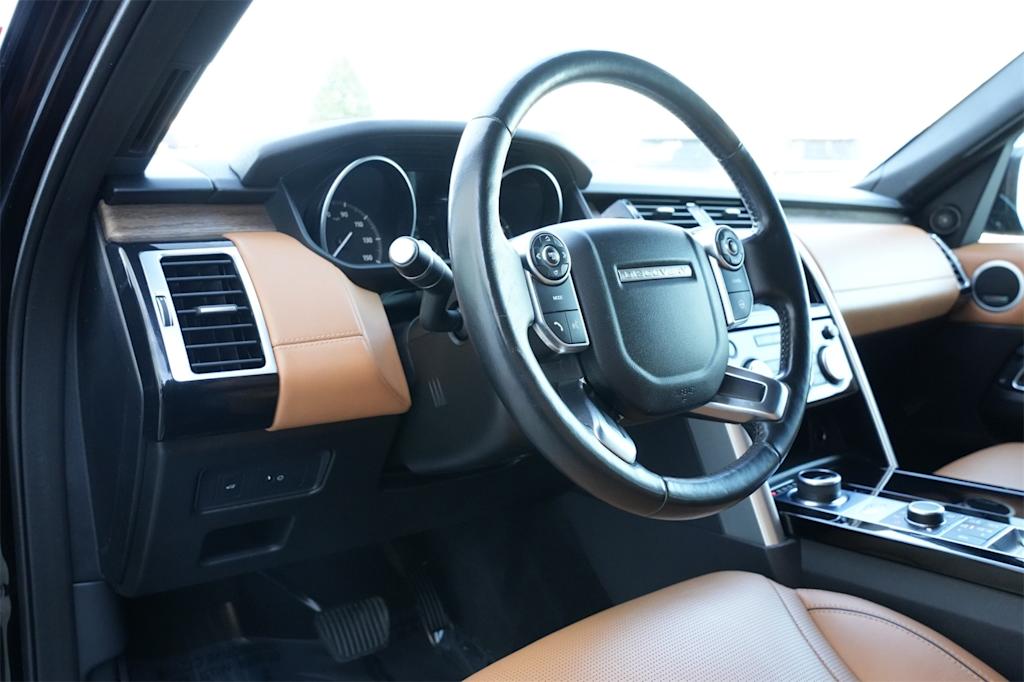 Thumbnail: 2017 Land Rover Discovery - 14