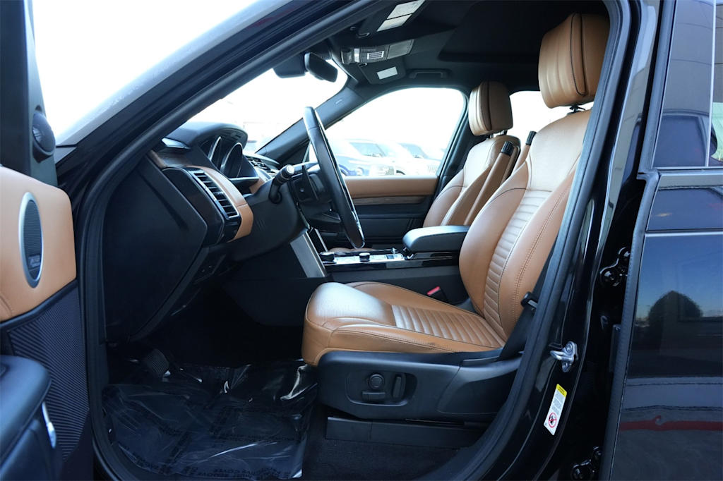 Thumbnail: 2017 Land Rover Discovery - 11