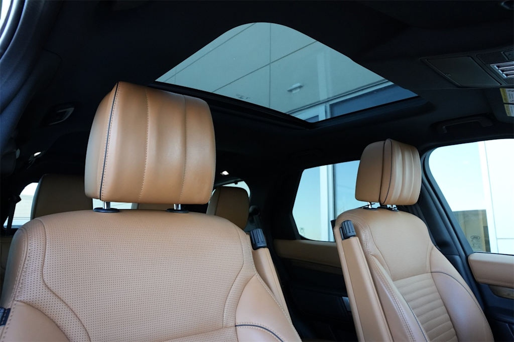 Thumbnail: 2017 Land Rover Discovery - 25