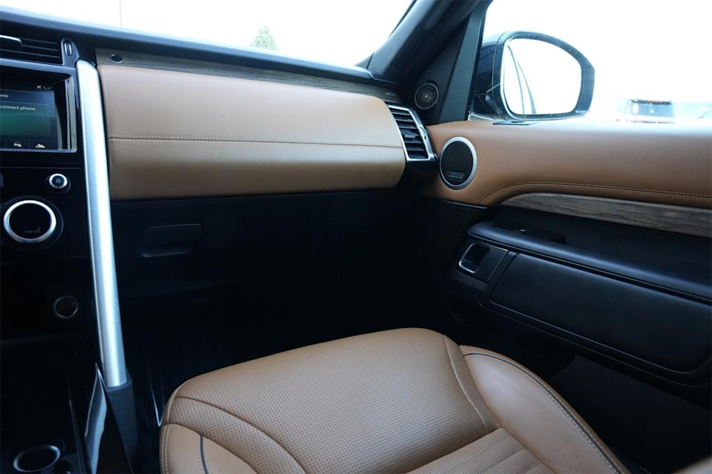 Thumbnail: 2017 Land Rover Discovery - 20