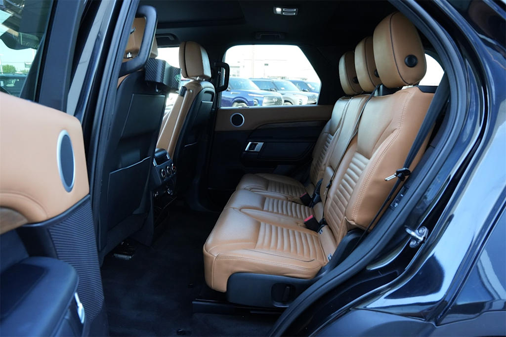 Thumbnail: 2017 Land Rover Discovery - 13