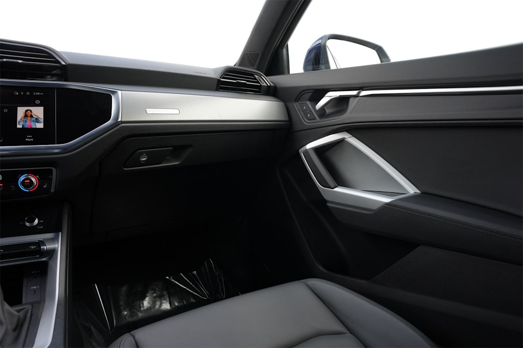 Thumbnail: 2025 Audi Q3 - 23