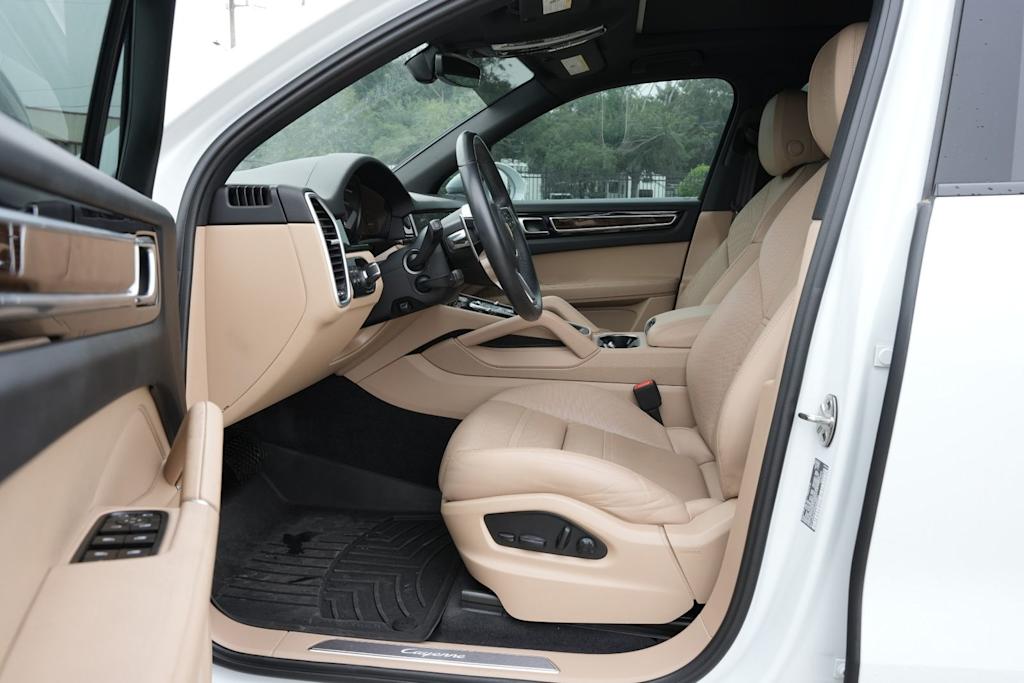 Thumbnail: 2023 Porsche Cayenne - 10