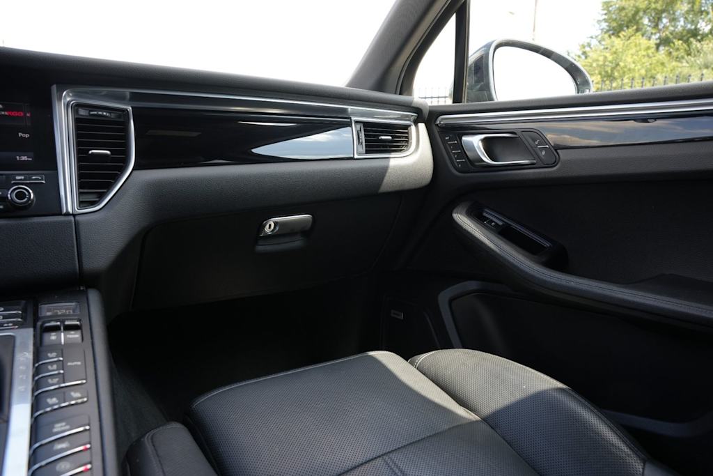 Thumbnail: 2017 Porsche Macan - 17