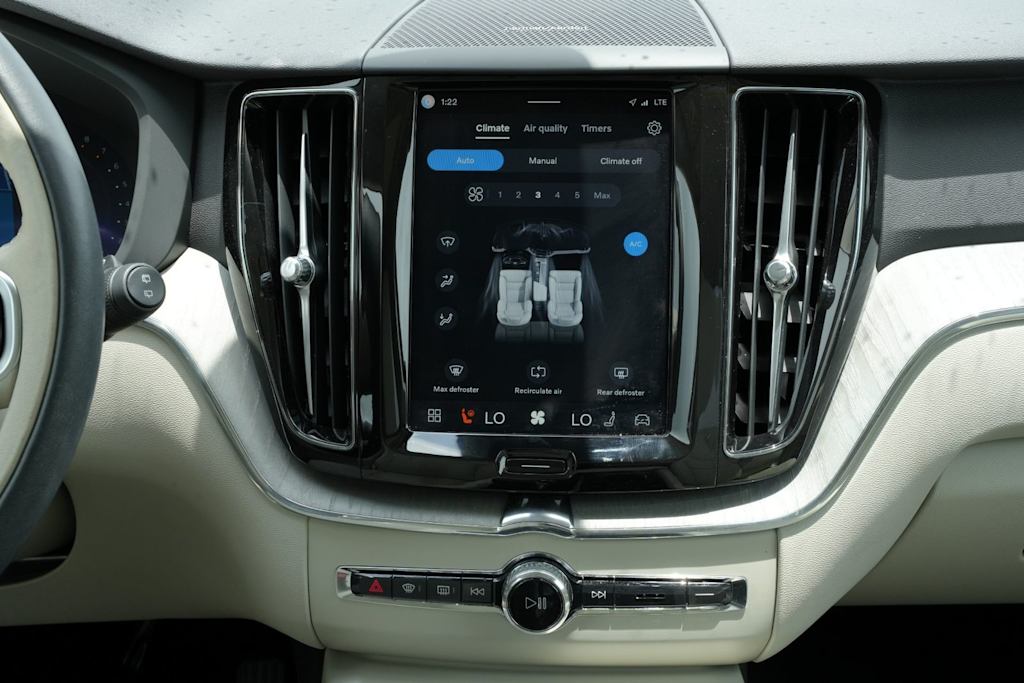 Thumbnail: 2025 Volvo XC60 - 14