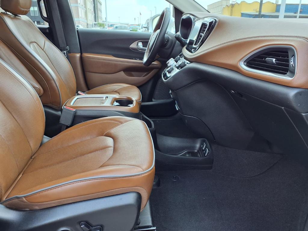 Thumbnail: 2018 Chrysler Pacifica - 11