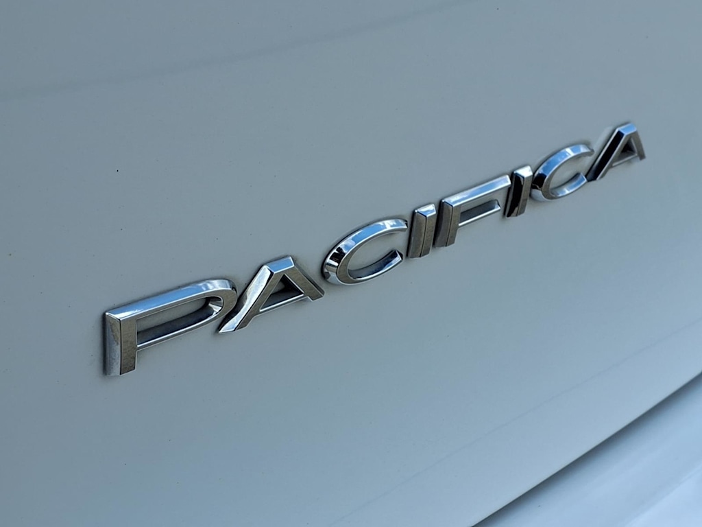 Thumbnail: 2018 Chrysler Pacifica - 7