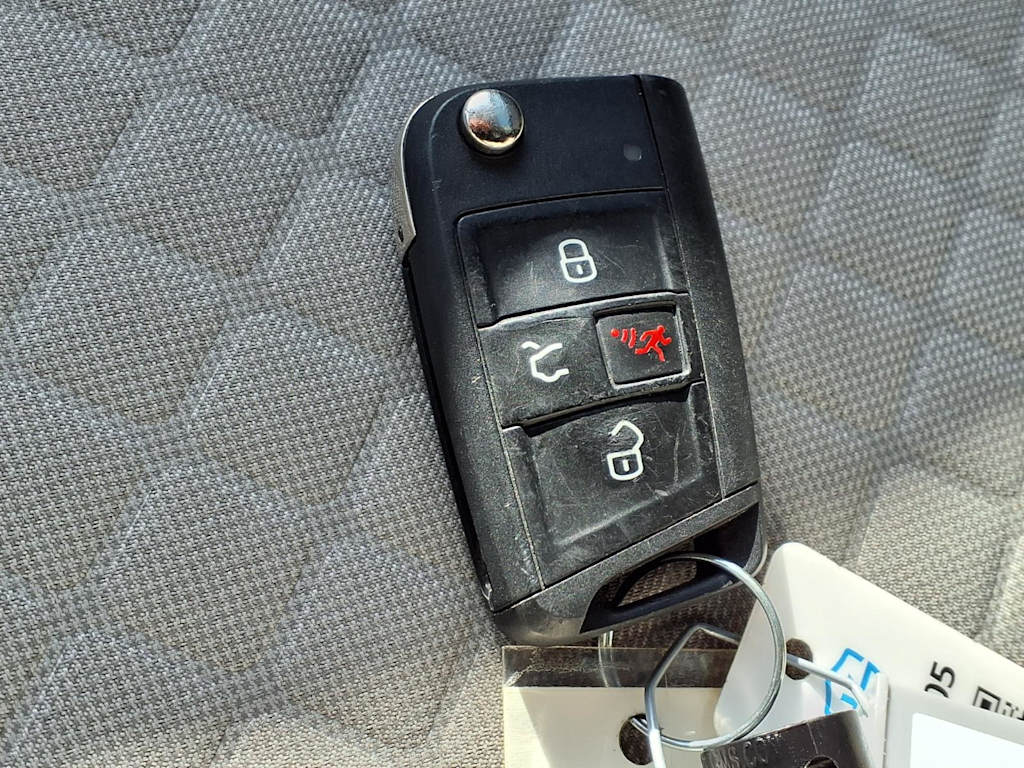 Thumbnail: 2018 Volkswagen Tiguan - 16