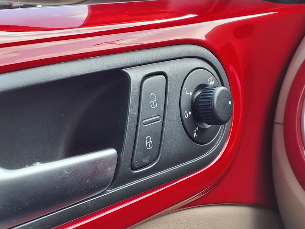 Thumbnail: 2014 Volkswagen Beetle - 20