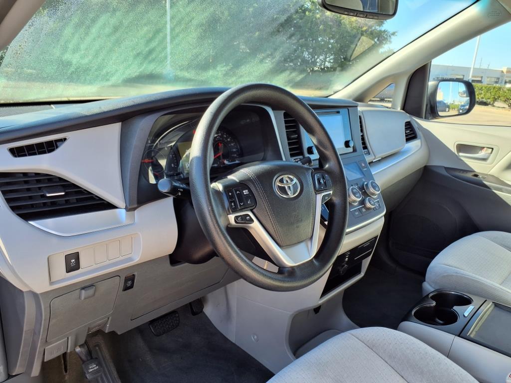 2015 Toyota Sienna LE 2