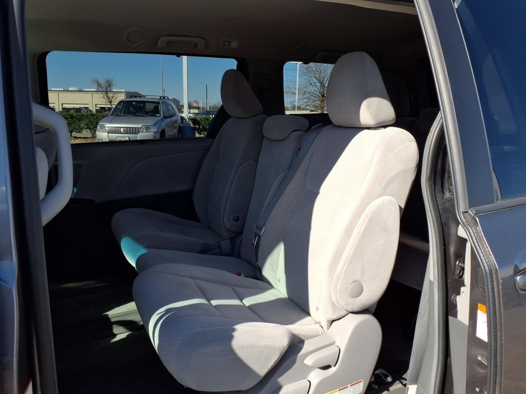 2015 Toyota Sienna LE 21