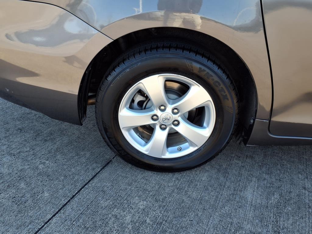 2015 Toyota Sienna LE 8