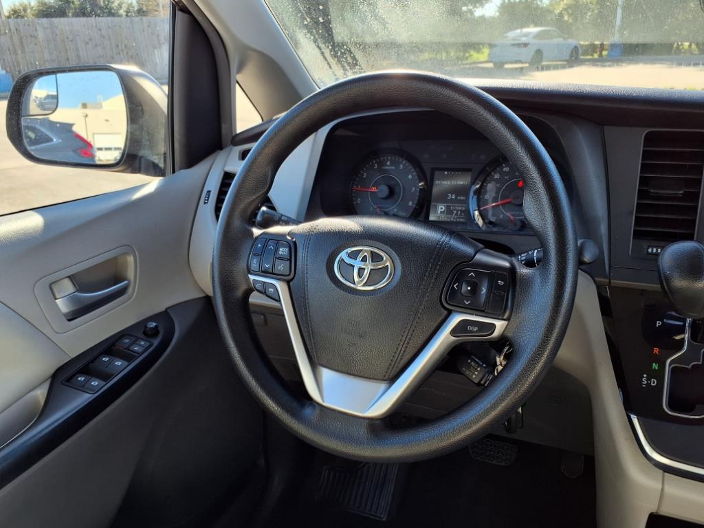 2015 Toyota Sienna LE 14