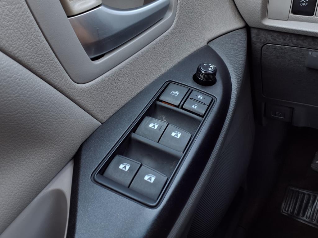 2015 Toyota Sienna LE 25