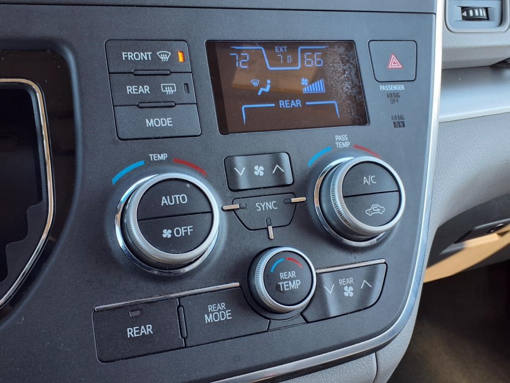 2015 Toyota Sienna LE 23