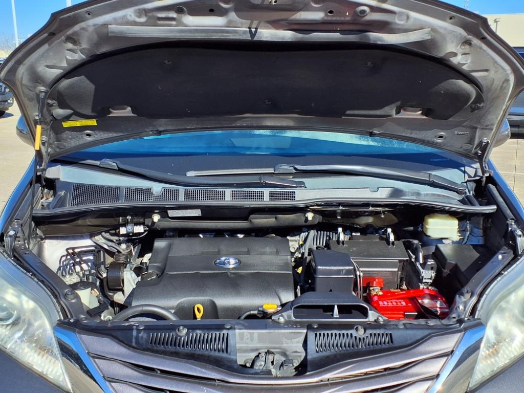 2015 Toyota Sienna LE 9