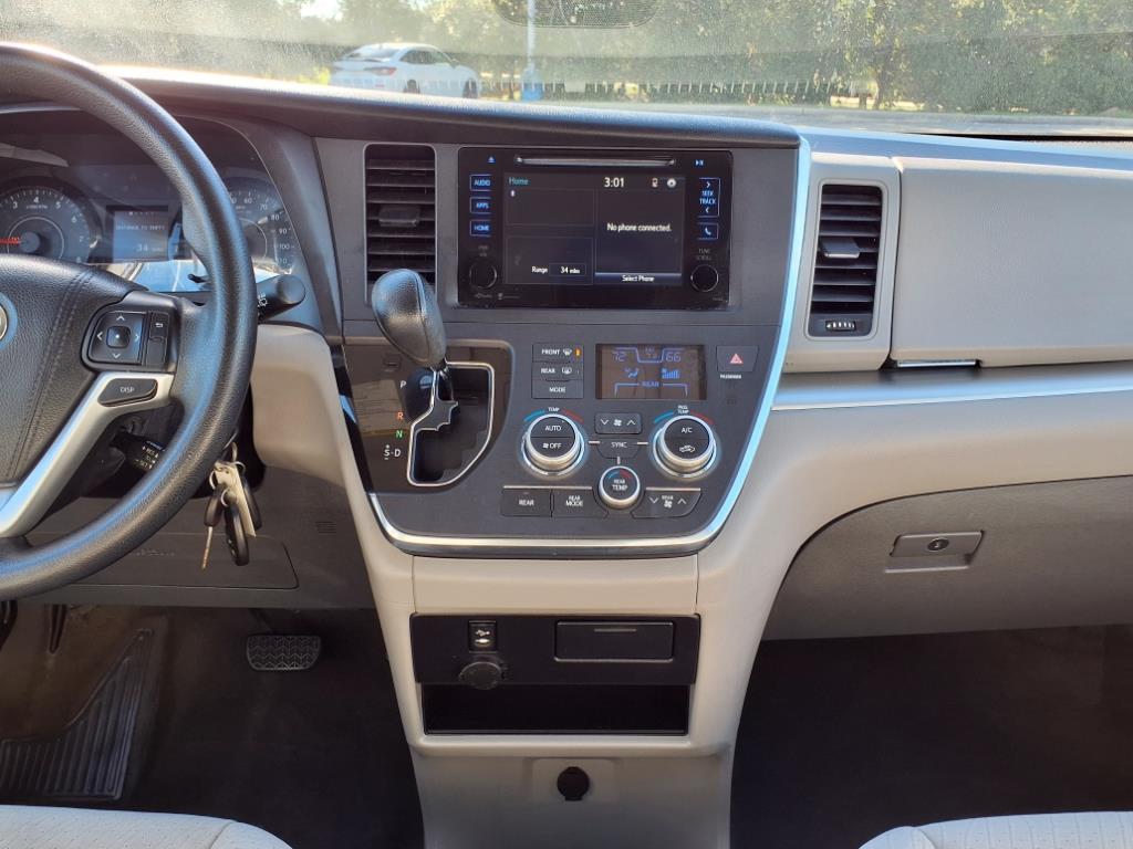 2015 Toyota Sienna LE 15