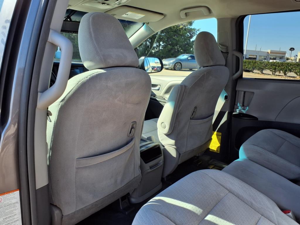 2015 Toyota Sienna LE 13