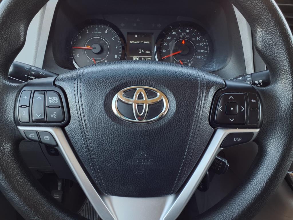 2015 Toyota Sienna LE 24