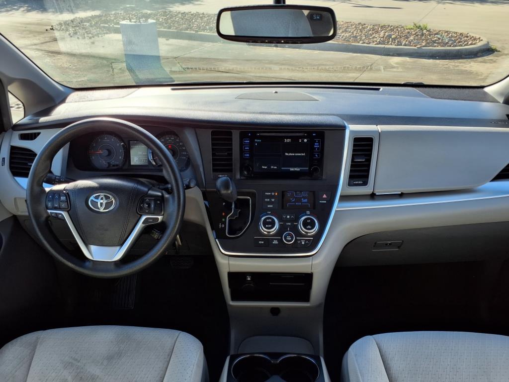2015 Toyota Sienna LE 10